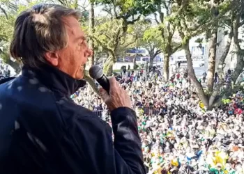 Bolsonaro volta a afirmar ‘só Deus me tira daquela cadeira’, em discurso na Marcha para Jesus, em Curitiba