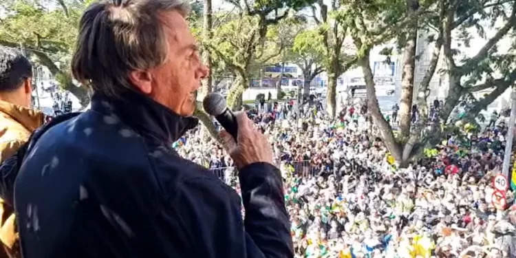 Bolsonaro volta a afirmar ‘só Deus me tira daquela cadeira’, em discurso na Marcha para Jesus, em Curitiba