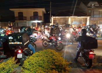 Morador reclama da buzina de entregador e teve que suportar a “bagunça” dos parceiros de profissão