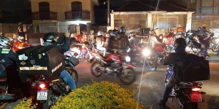 Morador reclama da buzina de entregador e teve que suportar a “bagunça” dos parceiros de profissão