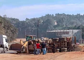 Rio Branco do Sul | Caminhão tomba no bairro Santaria