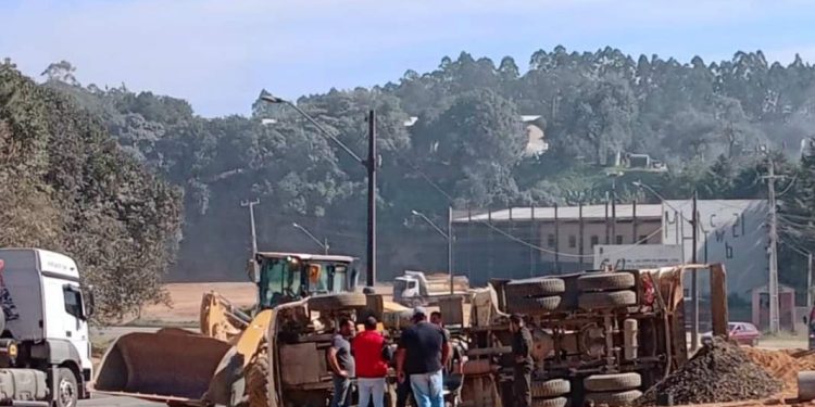 Rio Branco do Sul | Caminhão tomba no bairro Santaria