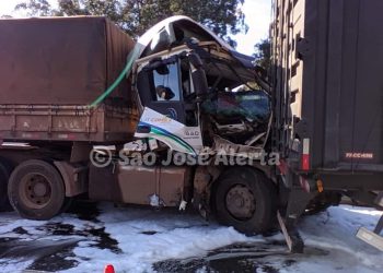 São José dos Pinhais | Motorista carreteiro colide na traseira de outro caminhão, após trânsito parar no Contorno Leste