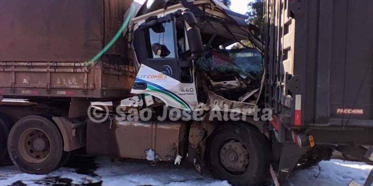 São José dos Pinhais | Motorista carreteiro colide na traseira de outro caminhão, após trânsito parar no Contorno Leste