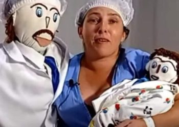 Uma mulher, casada com um boneco, deu à luz um bebê de pano.