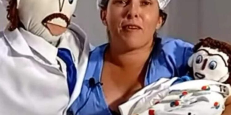 Uma mulher, casada com um boneco, deu à luz um bebê de pano.