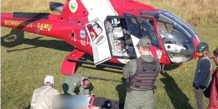 Rio Branco do Sul | Homem é socorrido de helicóptero após cair de parapente