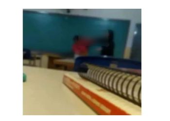 Professora e aluna saem no tapa em sala de aula