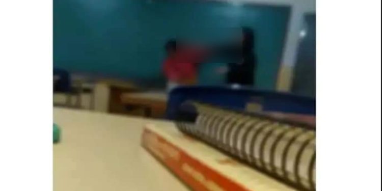 Professora e aluna saem no tapa em sala de aula