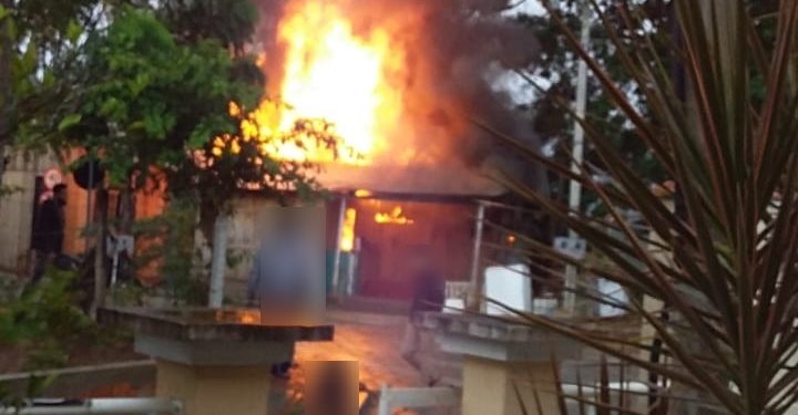 Cerro Azul | Casa é completamente consumida pelas chamas