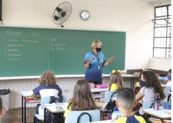 Nova onda de Covid já afeta aulas presenciais em colégios de Curitiba
