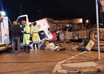 Fazenda Rio Grande | Carreta desgovernada  atinge carro com família na BR-116