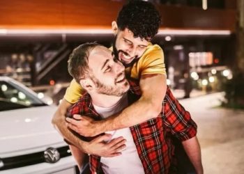 Casal gay de propaganda de carros sofre ameaças em Curitiba e registra boletim