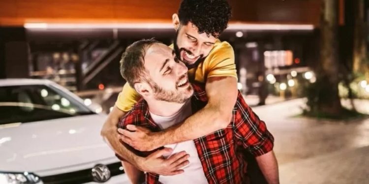Casal gay de propaganda de carros sofre ameaças em Curitiba e registra boletim
