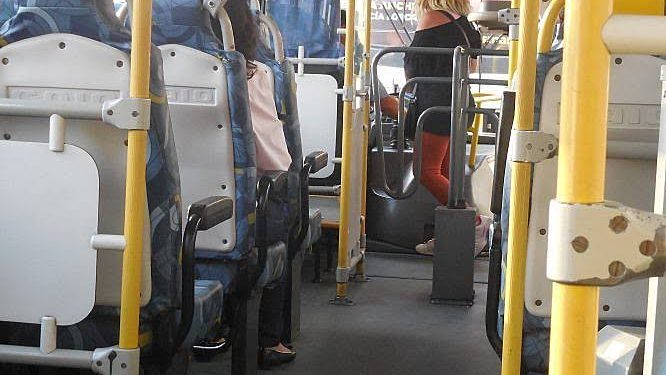 Jovem cochila em ônibus e homem passa a mão nas suas partes intimas