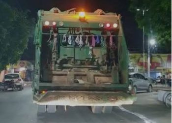 Caminhão de lixo com varal de calcinhas é flagrado