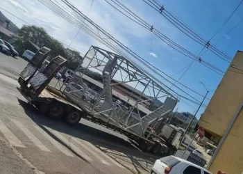 Itaperuçu | Caminhão arrasta fiação em Itaperuçu e único semáforo da cidade não funciona há 24 horas
