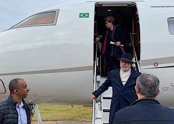 Lula chega de jatinho no RS e Ciro ironiza: ‘Quanta elegância’