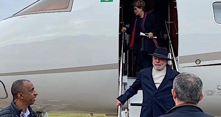 Lula chega de jatinho no RS e Ciro ironiza: ‘Quanta elegância’