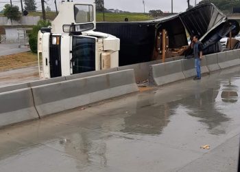 Caminhão tomba na Rodovia dos Minérios