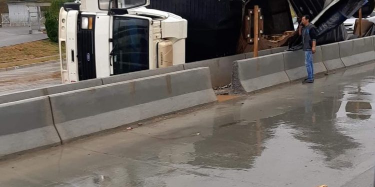 Caminhão tomba na Rodovia dos Minérios