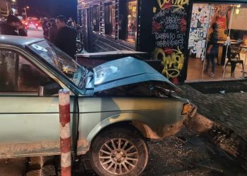 Almirante Tamandaré | Motorista perde o controle bate e deixa jovem ferida