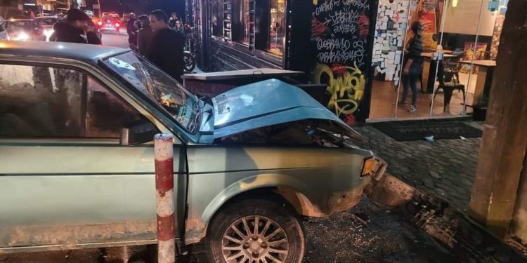 Almirante Tamandaré | Motorista perde o controle bate e deixa jovem ferida