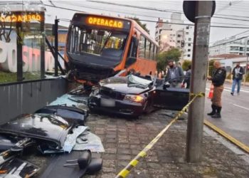 BMW bate contra ônibus e acidente deixa quatro feridos no Mercês