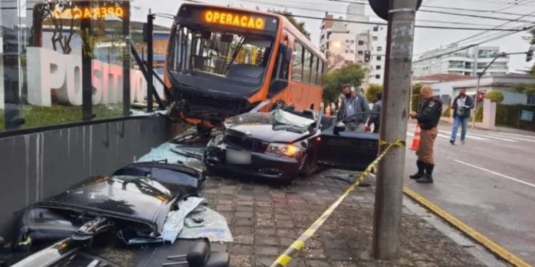 BMW bate contra ônibus e acidente deixa quatro feridos no Mercês