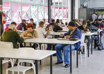 Restaurante populares voltam servir almoço somente no refeitório