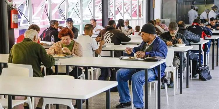 Restaurante populares voltam servir almoço somente no refeitório