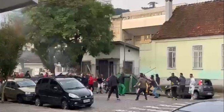 Torcedores do Athletico e Juventude brigam antes da partida em Caxias;