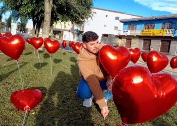 Vereador de Itaperuçu distribui balões em formatos de corações