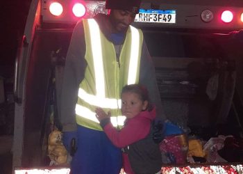Emocionante!  Criança pede a mãe que parasse o caminhão de lixo dos coletores para agradecer e tirar fotos