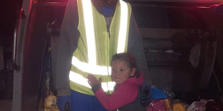 Emocionante!  Criança pede a mãe que parasse o caminhão de lixo dos coletores para agradecer e tirar fotos