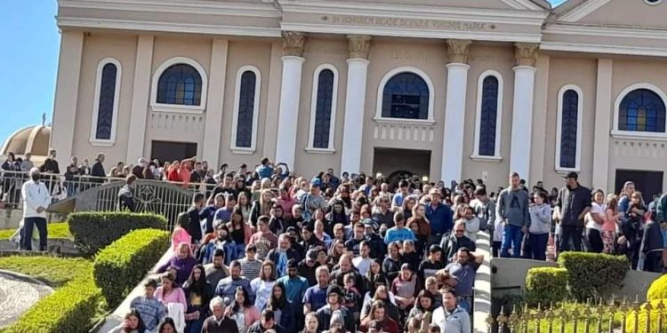 Fiéis em Rio Branco do Sul demonstra seus entusiasmo pele celebração Corpus Christi