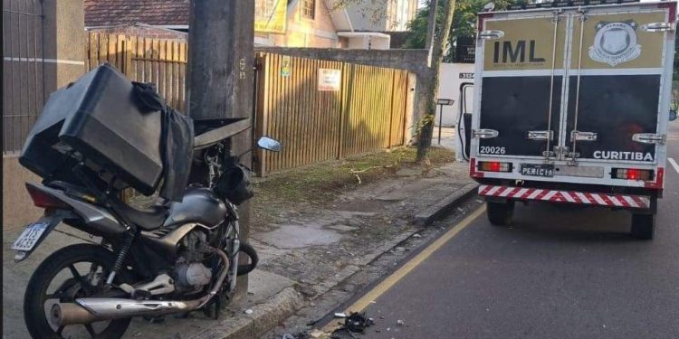 Motociclista morre ao Colidir em poste no Capão Raso