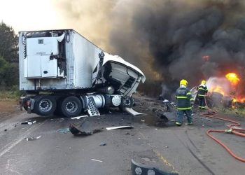 Duas pessoas morreram em um grave acidente na BR-282