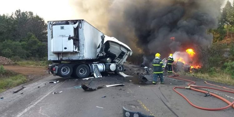 Duas pessoas morreram em um grave acidente na BR-282