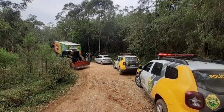 Caminhão roubado carregado de carne é recuperado pela Polícia em Tranqueira