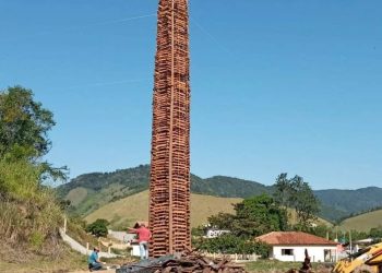 Festa de São João  que começou em Cerro Azul com fogueira de mais 20 metros