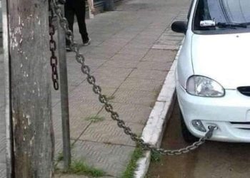 Motorista acorrenta carro estacionado com medo de furto!
