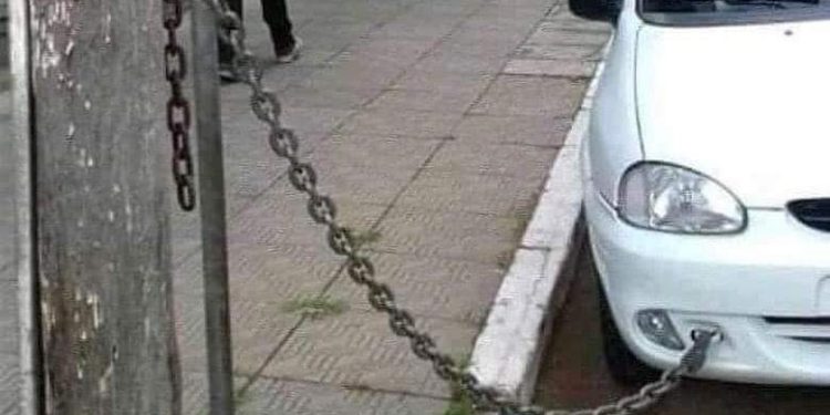 Motorista acorrenta carro estacionado com medo de furto!