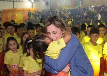 Prefeita de Rio Branco do Sul realização distribuição de 350 Kits de uniformes para alunos do projeto Start