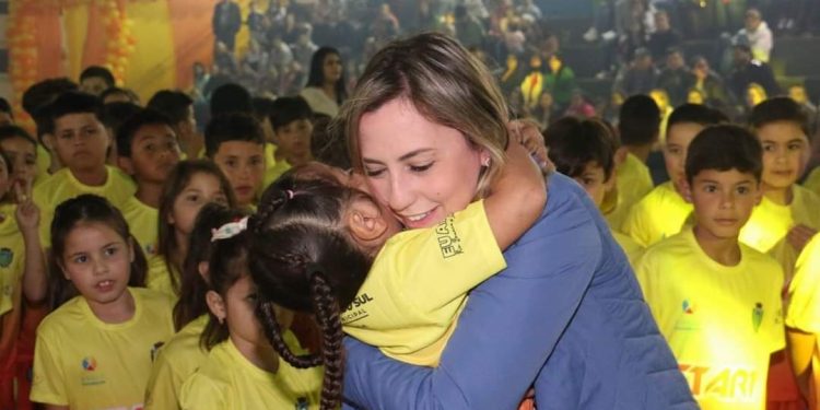 Prefeita de Rio Branco do Sul realização distribuição de 350 Kits de uniformes para alunos do projeto Start