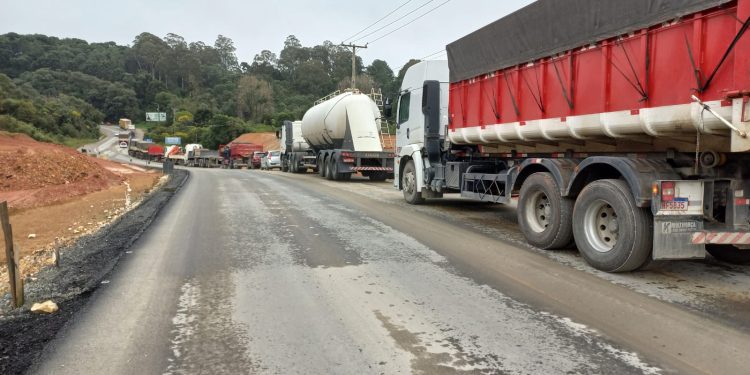 Acidente com funcionário na Rodovia dos Minérios provoca lentidão no trânsito