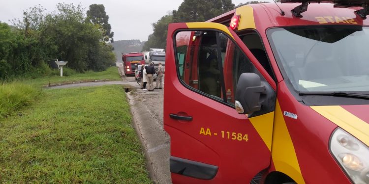 Acidente entre moto e carro na Rodovia dos Minérios