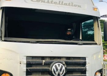 Caminhoneiro é flagrado dirigindo sem parabrisa e com capacete
