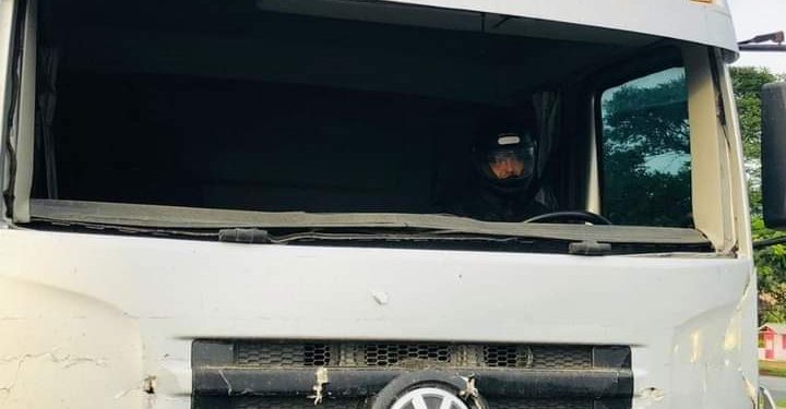 Caminhoneiro é flagrado dirigindo sem parabrisa e com capacete