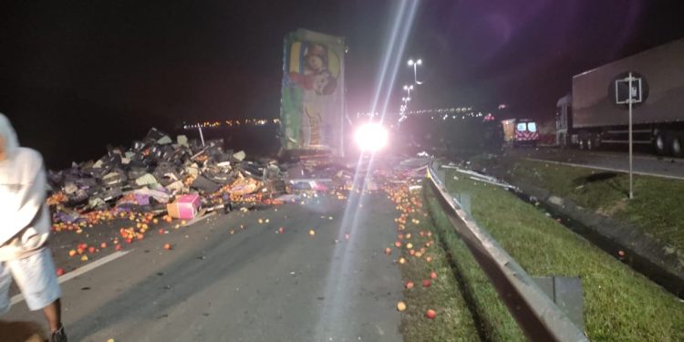 Batida entre dois caminhões carregados com frutas mata três pessoas, na BR-116